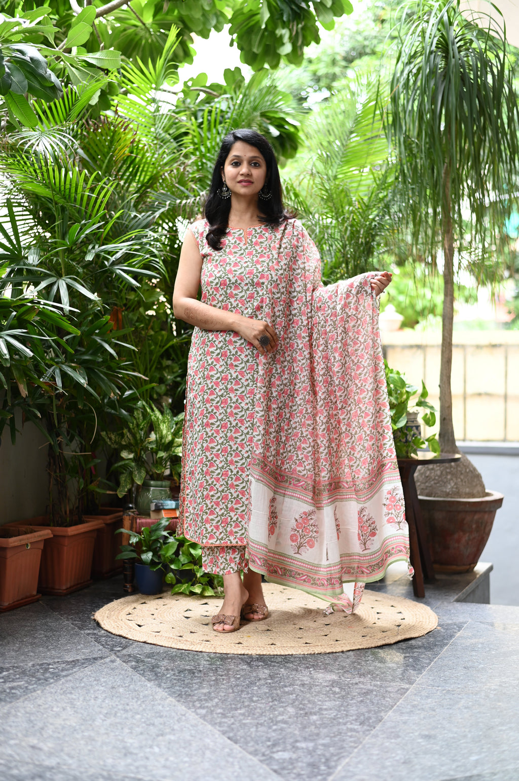 Raaji Sleevless kurta pant Dupatta set